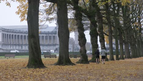 Zwei-Alte-Männer-Laufen-Im-Jubelpark-In-Cinquantenaire-Im-Stadtzentrum-Von-Brüssel---Herbstsaison