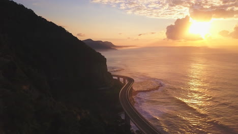 Sea-Cliff-Bridge-Epischer-Sonnenaufgang-Sonnenuntergang-Fahren-über-Den-Ozean-Australien-Atemberaubende-Küste-TV-Werbematerial-Drohne-Von-Taylor-Brant-Film