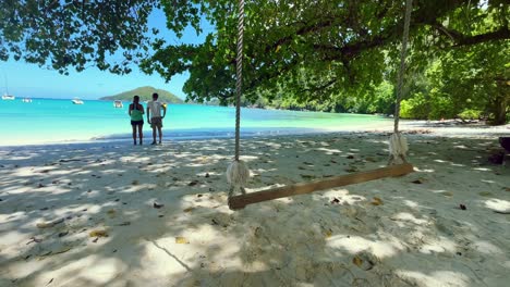 Mahe-Seychelles-Port-Launay-Pareja-Mirando-La-Vista-Al-Mar,-Columpiándose-En-La-Playa