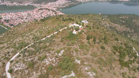 Luftclip-über-Einem-Berg,-Der-Die-Stadt-Und-Den-See-Von-Kastoria-In-Nordgriechenland-Enthüllt