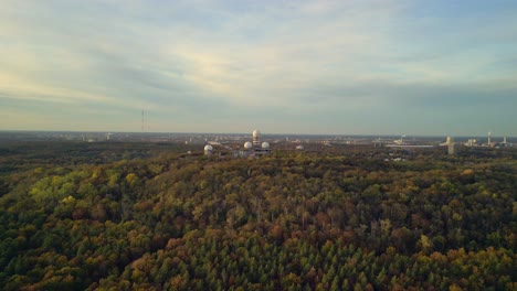 Magisch-Luftaufnahme-Flug-Weit-Orbit-übersicht-Drohne-Berlin-Teufelsberg-Herbstabend-Sonnenuntergang-2022