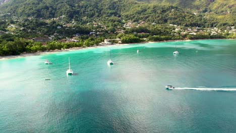 Mahe-Seychelles,-Barco-Acercándose-A-La-Orilla-En-Beau-Vallon-Después-De-Una-Excursión-De-Medio-Día