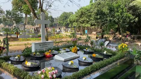 Primer-Plano-De-Un-Gran-Cementerio-Decorado-Con-Flores-De-Agua-De-Hierba-En-La-Ciudad-De-Dhanbad,-India