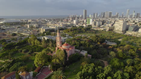 Russisch-orthodoxe-Kirche-Sankt-Peter-Und-Tabitha-In-Tel-Aviv-Bei-Sonnenuntergang,-Umgeben-Von-Bäumen-Und-Rasen---Parallaxenaufnahme