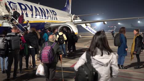 People-lining-up-in-front-of-a-Ryanair-plane