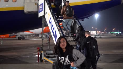 People-boarding-a-plane-in-the-middle-of-the-night