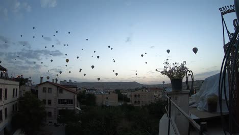 Timelapse-of-hundreds-of-balloons-taking-off-at-sunrise-in-Goreme,-Cappadocia