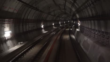 Moviéndose-A-Través-De-Un-Túnel-Subterráneo-De-Transporte-Público