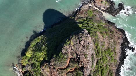 Drone-Aéreo-Sobre-La-Cabeza-De-Chinamans-Hat-En-Kaneohe-Hawaii-Oahu-Mediodía-Con-Hermoso-Océano-Azul-Y-Pozas-De-Marea-Con-Vistas-A-La-Isla