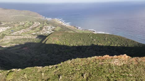 Imágenes-Aéreas-De-Drones-Hawaii-Kai-De-60-Fps-Del-Cráter-De-La-Cabeza-De-Koko-Oahu-Hawaii-Al-Mediodía-Mucho-Sol-Volando-Sobre-La-Montaña-De-La-Cresta-Y-El-Cráter