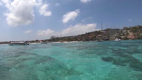 Sailing-through-the-crystal-clear-waters-of-Nusa-Lembogan,-next-to-Bali