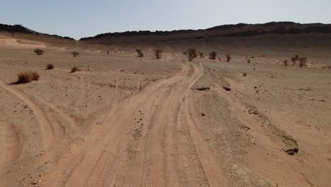 Ankunft-An-Einer-Kreuzung-In-Der-Wüste