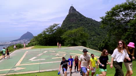 Tourists-at-Mirante-Dona-Marta-overlook-with-a-view-of-Christ-the-Redeemer-statue-and-Sugarloaf-Mountain