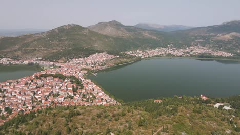 Clip-Aéreo-Sobre-Una-Montaña-Que-Revela-La-Ciudad-Y-El-Lago-De-Kastoria,-En-El-Norte-De-Grecia