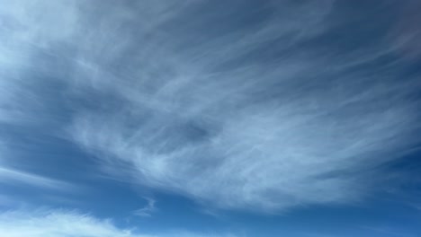 Luftaufnahme-Aus-Einem-Jet-Cockpit-Von-Einigen-Ausgefransten-Cirrus-Mit-Einem-Sonnigen-Blauen-Himmel
