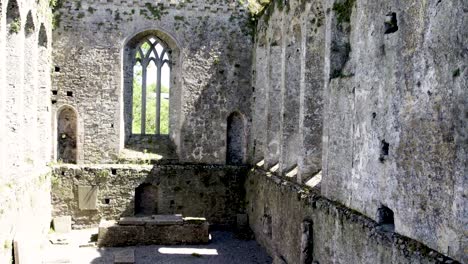 Ein-Aufsteigendes-Drohnen-HD-Video-Im-Athassel-Priory-In-Der-Nähe-Von-Golden-Tipperary,-Irland,-Der-Größten-Existierenden-Mittelalterlichen-Abtei-Irlands,-Auf-4-Hektar,-Die-Die-Quadratischen-Löcher-Zeigt,-Die-Das-Dach-Stützen