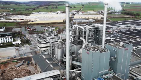 Luftaufnahme-Der-Produktionsanlage-Mit-Umweltschädlichem-Rauch-Aus-Der-Holzverarbeitungsfabrik-In-Deutschland
