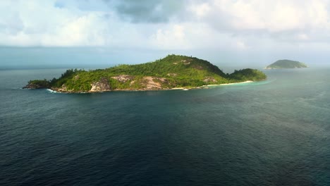 Mahe-Seychelles,-Drone-Moviéndose-Hacia-La-Isla-De-Teresa