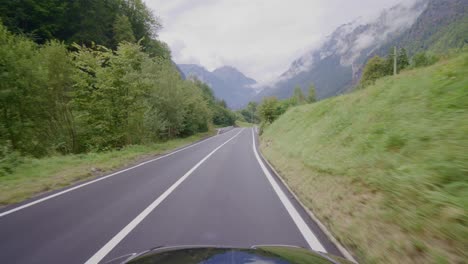 Conduciendo-En-Los-Alpes-Suizos-Desde-El-Famoso-Grindelwald-Hasta-Lauterbrunnen-Bajo-La-Lluvia