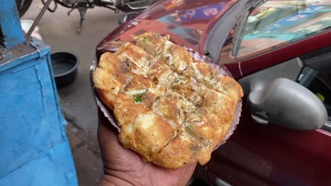 Zoom-out-shot-of-bread-omelette-been-served-as-breakfast-from-a-roadside-stall-in-India