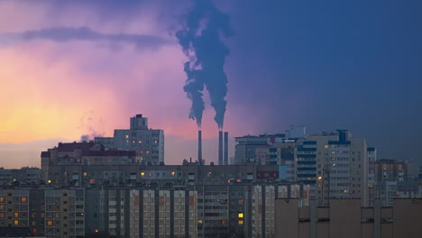Zeitraffer-Der-In-Die-Luft-Freigesetzten-Abgasemissionen-Nach-Wohngebiet,-Verschmutzungskonzept