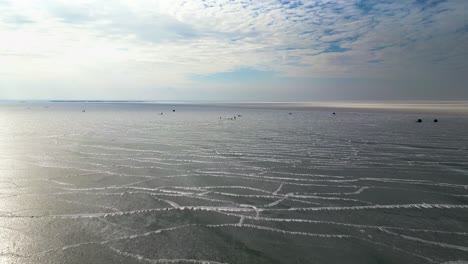 Menschen,-Die-Auf-Zugefrorenem-See-Spazieren-Gehen-Und-Angeln-Und-Angeln,-Eisige-Textur-Und-Blauer-Himmel,-St-Clair-Lake-60fps-Luftdrohnenaufnahme