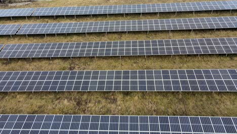 Vista-Aérea-De-Paneles-De-Estaciones-De-Energía-Solar-Ecológicos-Ubicados-Entre-Campos-En-Brilon,-Sauerland:-Un-Faro-De-Innovación-De-Energía-Verde-En-La-Naturaleza