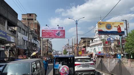 POV-Aufnahme-Einer-Zweispurigen-Straße-Vor-Einem-Gurudwara-In-Dhanbad,-Indien-An-Einem-Hellen-Sonnigen-Tag