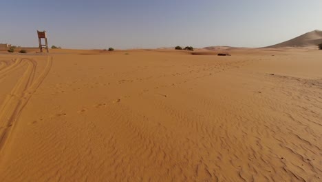 Conduciendo-Sobre-Las-Dunas-En-El-Desierto-Del-Sahara-Marroquí