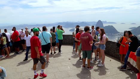 Tourists-at-the-Sugarloaf-Mountain-overlook-in-Rio-de-Janeiro,-Brazil