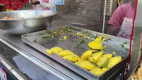Close-up-shot-of-variety-of-veg-fried-snack-shop-on-the-roadside-stall-at-daytime-in-India