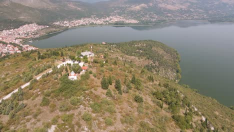 Clip-Aéreo-Girando-Sobre-La-Cima-De-Una-Montaña-En-El-Lago-De-Kastoria,-En-El-Norte-De-Grecia