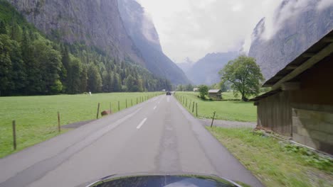 In-Den-Schweizer-Alpen-Vom-Berühmten-Grindelwald-Nach-Lauterbrunnen-Im-Regen-Fahren