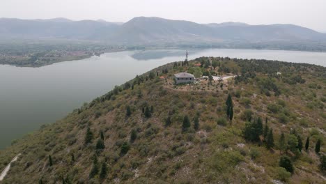 Luftclip-über-Einem-Berg,-Der-Die-Stadt-Und-Den-See-Von-Kastoria-In-Nordgriechenland-Enthüllt