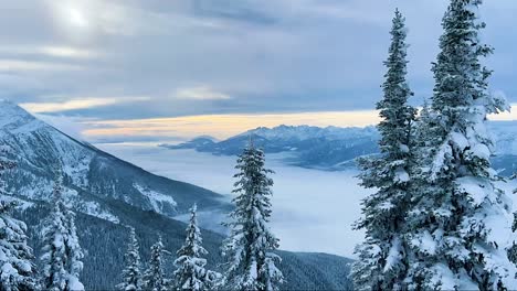 Schneller-Zeitraffer-Von-Mt-Cartier-Und-Dem-Tal,-Verbunden-Von-Der-Spitze-Des-Mt-Mackenize-Revelstoke-Britisch-Columbia-Bei-Sonnenaufgang-Mit-Einer-Niedrigen,-Schönen-Wolkenschicht-Und-Schneefüßen-Auf-Dem-Boden
