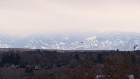 Un-Pequeño-Avión-Acercándose-Al-Aeropuerto-De-Boise-En-Un-Frío-Día-De-Invierno-Con-Montañas-Cubiertas-De-Nieve-En-El-Fondo