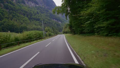 Conduciendo-En-Los-Alpes-Suizos-Desde-El-Famoso-Grindelwald-Hasta-Lauterbrunnen-Bajo-La-Lluvia