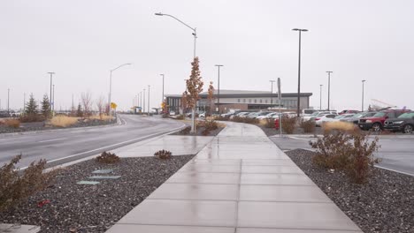 Estacionamiento-Y-Acera-Al-Aeropuerto-Municipal-De-Provo-Utah-En-Un-Día-Con-Lluvia,-Nieve-Y-Aguanieve