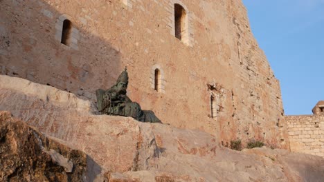 Neigen-Sie-Sich-Von-Den-Festungsmauern-Zur-Statue-Von-Benedikt-XIII.,-Papa-Luna,-In-Peñíscola,-Spanien