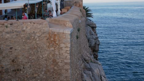 People-enjoying-a-warm-spring-evening-in-the-terraces-over-the-ramparts-of-the-Peñíscola-fortress