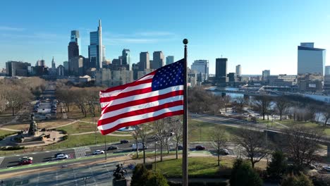 Bandera-De-Estados-Unidos-Con-El-Horizonte-Metropolitano-De-Philly