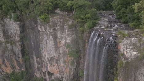 Luftbild-Von-Purling-Brook-Falls-Im-Springbrook-National-Park,-Hinterland-Der-Gold-Coast,-Queensland,-Australien