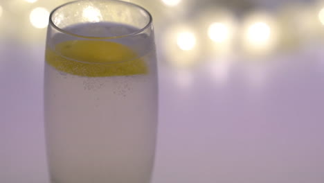 Glasbecher-Mit-Sprudelwasser-Und-Zitrone