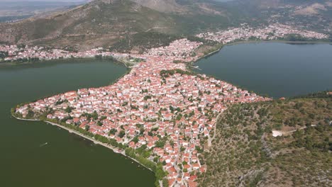 Luftclip-über-Einem-Berg,-Der-Sich-Um-Die-Stadt-Und-Den-See-Von-Kastoria-In-Nordgriechenland-Dreht