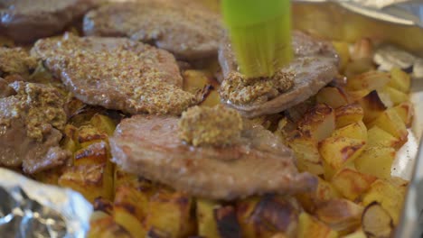 Dijon-Senf-Auf-Frisch-Gekochten-Klumpen-über-Ofenkartoffeln-Und-Zwiebeln-Schmieren