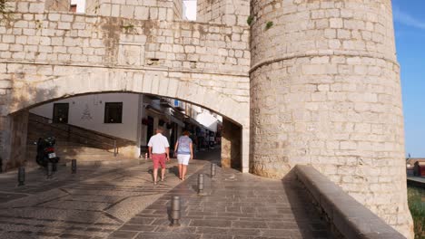 Paning-shot-of-Sant-Pere-gate-to-the-fortified-village-of-Peñíscola