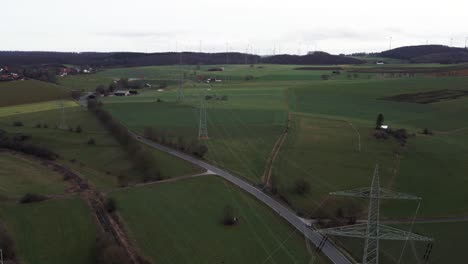 Kritische-Infrastruktur:-Luftaufnahme-Von-Stromleitungen,-Die-Windmühlen-An-Das-Deutsche-Stromnetz-Im-Sauerland,-Deutschland,-Anschließen