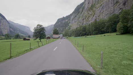 Conduciendo-En-El-Valle-De-Lauterbrunnen,-Un-Famoso-Destino-Turístico-En-Suiza
