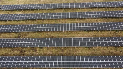 Umweltbewusste-Energieinnovation:-Luftbild-Von-Solarkraftwerksmodulen-In-Naturnähe-Bei-Brilon-Im-Sauerland