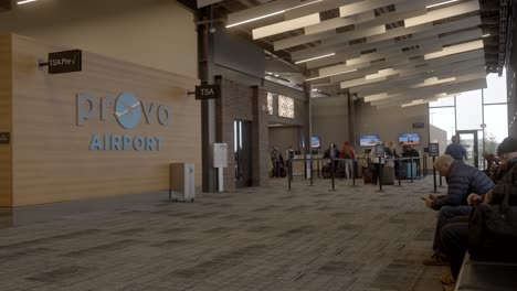 Mostrador-De-Facturación-En-La-Terminal-Del-Nuevo-Aeropuerto-Municipal-De-Provo,-Utah